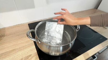 Ето защо слагам фолио във вряща вода