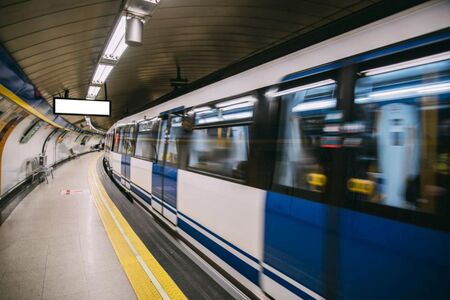 Непълнолетно дете откри голяма сума пари в столичното метро