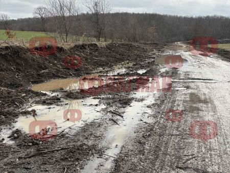 Това не е бомбардирана улица в Газа, а републикански път в Бургаско