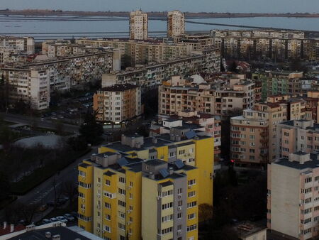 Защо банки отпускат 30-годишни ипотеки на 65-годишни панелки