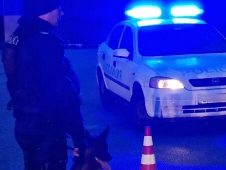 Смазаха от бой футболист пред дискотека