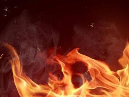 77-годишен мъж опита да потуши пожар в Бургаско, наложи се обаче намеса на четирима огнеборци