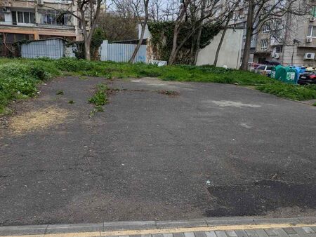 Защо при хаоса с паркирането в жк „Възраждане“ този терен стои празен и буренясва