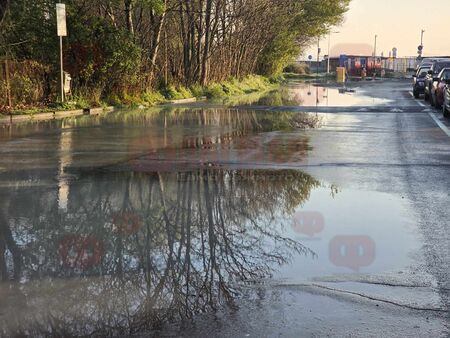 Водата стига чак до сърф клуба Улицата водеща към капаните в