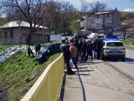Абитуриенти от Карнобат паднаха в дере в опит за зрелищна покана за бал