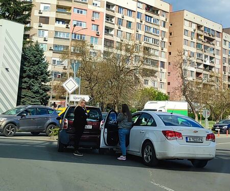 Две разсеяни шофьорки блокираха "Трапезица" в час пик