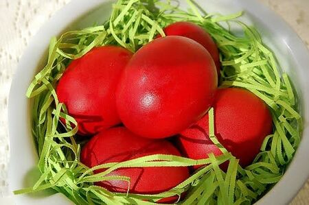 Ако искате наситено червени великденски яйца без химикали и купешки бои, използвайте този трик