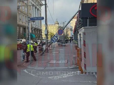 Стълб падна върху ресторант до оживена спирка в София