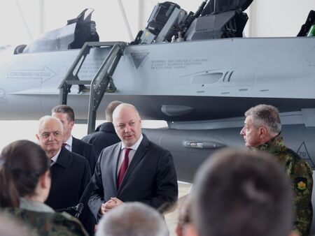 Премиерът Желязков за F-16: Това е идеологическа промяна за армията ни (СНИМКИ)