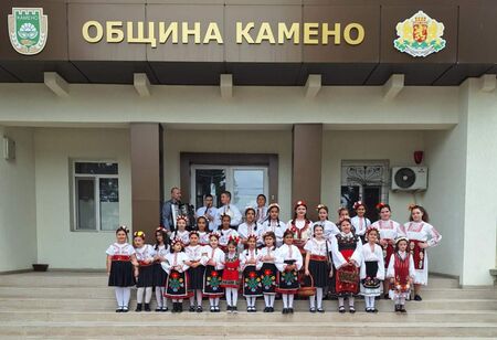 Пъстър лазарски празник в Камено: Отворете чемшир порти, Лазаре