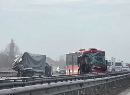 Автобус с 22 души се вряза в камион и кола, пътят осеян с отломки