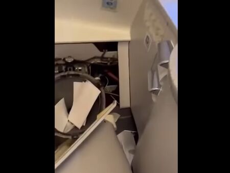 Стюардеса разкри шокиращи кадри от таен чартърен полет с депортирани мигранти