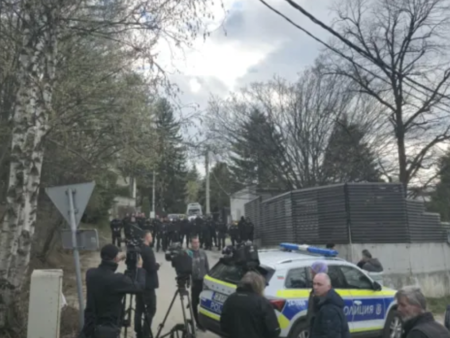 Калашников и още 7 оръжия са открити при полицейска акция в сараите на „Бояна"