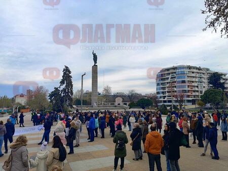 Бургазлии на протест срещу педофилите, садистите и джигитите по пътищата