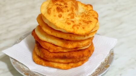 Слагам малко кисело мляко и майонеза и след 10 минути вече хапваме най-вкусните мекици