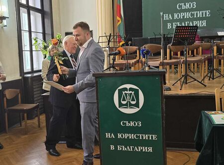 Флагман.бг с отличие от Съюза на юристите в България