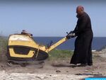 Отец от Царево гради с ръцете си път към вековен храм