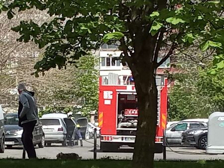 Голф за малко не избухна в пламъци под терасите на живущите в блок 2 на жк."Славейков"