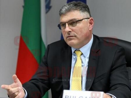 Посланикът ни във Вашингтон се връща в Поморие заради скандала с Елка Русков?