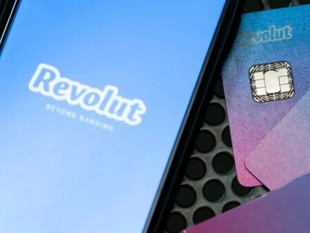 Revolut с рекордна печалба, ще отваря банка