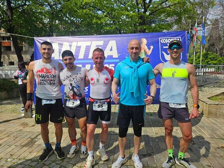 Бургаски бегачи на почетната стълбичка на Antea run в Созопол