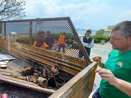 Водолази извадиха опасни отпадъци на метри от плажа край Моста в Бургас (СНИМКИ)