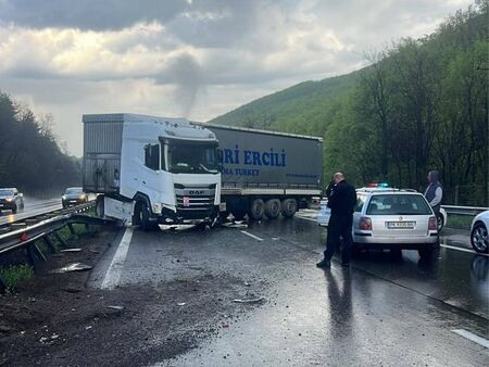 Пътят е затворен използвайте обходния маршрут Тир катастрофира на АМ