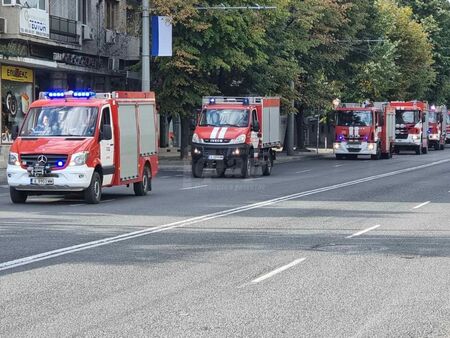 Няколко автомобила на РДПБЗН преминаха по ул. „Христо Ботев” и се отправиха един след друг към кв. Банево, пред десетки шокирани погледи
