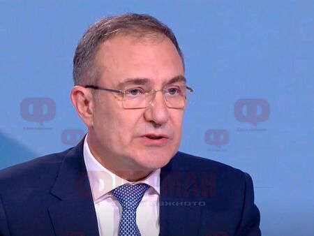 Пенсионната възраст или социалните вноски да вдигнат управляващите? Гуцанов предлага трети вариант