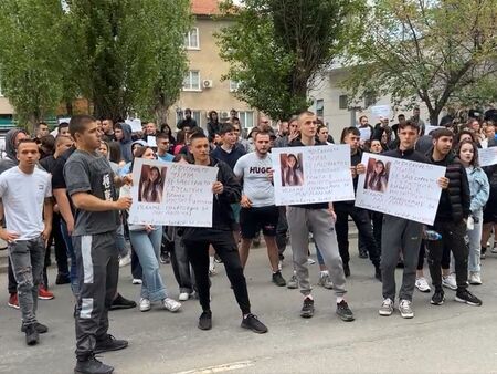Хасково завря заради убийството на 18-годишната Маги, протестиращи нахлуха в полицията