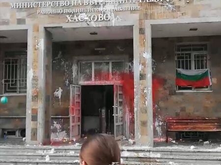 Напрежението в Хасково ескалира, протестиращи замерваха с яйца и домати полицията