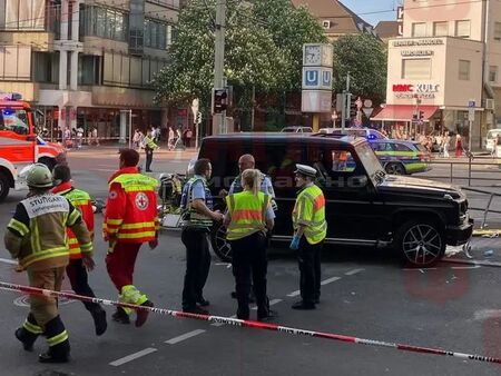 Извънредно! Кола се вряза в група хора в германския град Щутгарт