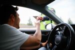 Знаете ли си правата: Можеш ли да откажеш да покажеш лична карта на полицай