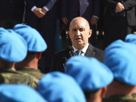 Румен Радев към военните: Отхвърлете всеки опит за разкол и съхранете честта си