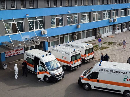 Извънредно! Кола уби дете на 1,5 г. в ромската махала на Горно Езерово, близките окупираха болницата