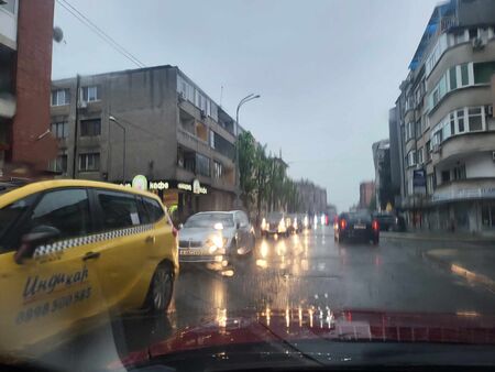 Бурята парализира Бургас, трафикът е кошмарен