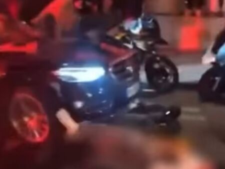 Кола се вряза в празнуваща тълпа в Париж, има тежко ранени (ВИДЕО 18+)