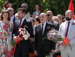 Цветя пред паметника поднесоха почетният консул на Руската Федерация Тонко Фотев, дипломатът Андрей Медведев, председателят на УС на "Лукойл Нефтохим Бургас" Евгени Маняхин и съпругата му Вера