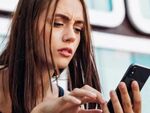 Съпруга се разрови в телефона на мъжа си и животът й се преобърна на 180 градуса