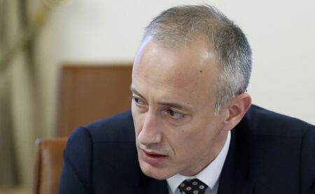 Министър Вълчев бесен на Терзиев заради обявения неучебен ден за учениците