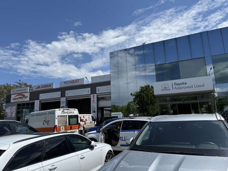 Пожарна, полиция и две линейки пред сервиза на Тойота в Бургас