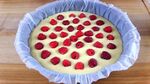 Семпъл, но много вкусен сладкиш - днес го направих с малини, вчера с ягоди, а утре ще пробвам с боровинки