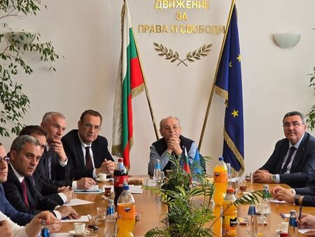 Връща ли се Ахмед Доган начело на ДПС-ДПС
