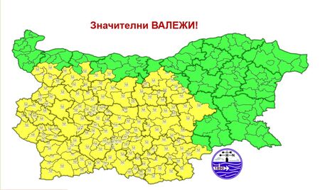 Жълт код за интензивни валежи в 18 области у нас