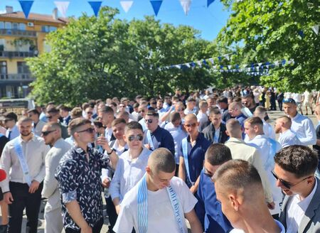 Над 2400 абитуриенти дефилират в този момент по ларгото на Бургас (СНИМКИ)