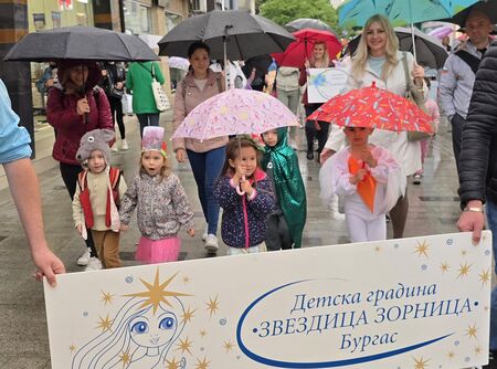 Въпреки дъжда: Над 270 деца от Бургас превърнаха бул. „Богориди“ в жив карнавал