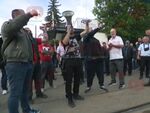 Наземният градски транспорт в София остава блокиран. Шофьори, чиито заплати достигат 3000 лева заради десетките часове извънреден труд, споделят, че това са кървави пари