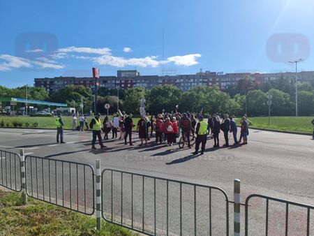 Протест против еврото блокира възлово кръстовище в Бургас (СНИМКИ)