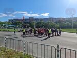 Близо 100 човека с български знамена настояват за референдум