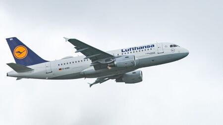 Самолет с 205 души на борда летя 10 минути без пилот